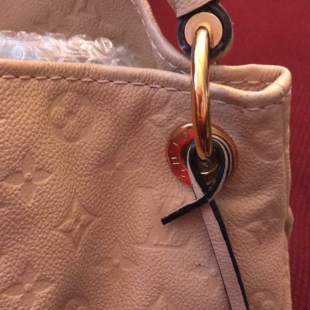 Authentic Louise Vuitton Artsy Gm - Picture 9 of 11